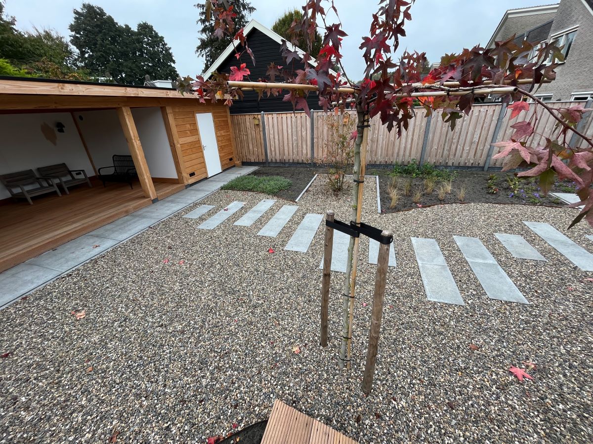 De overkapping heeft door het houtgebruik een natuurlijke uitstraling