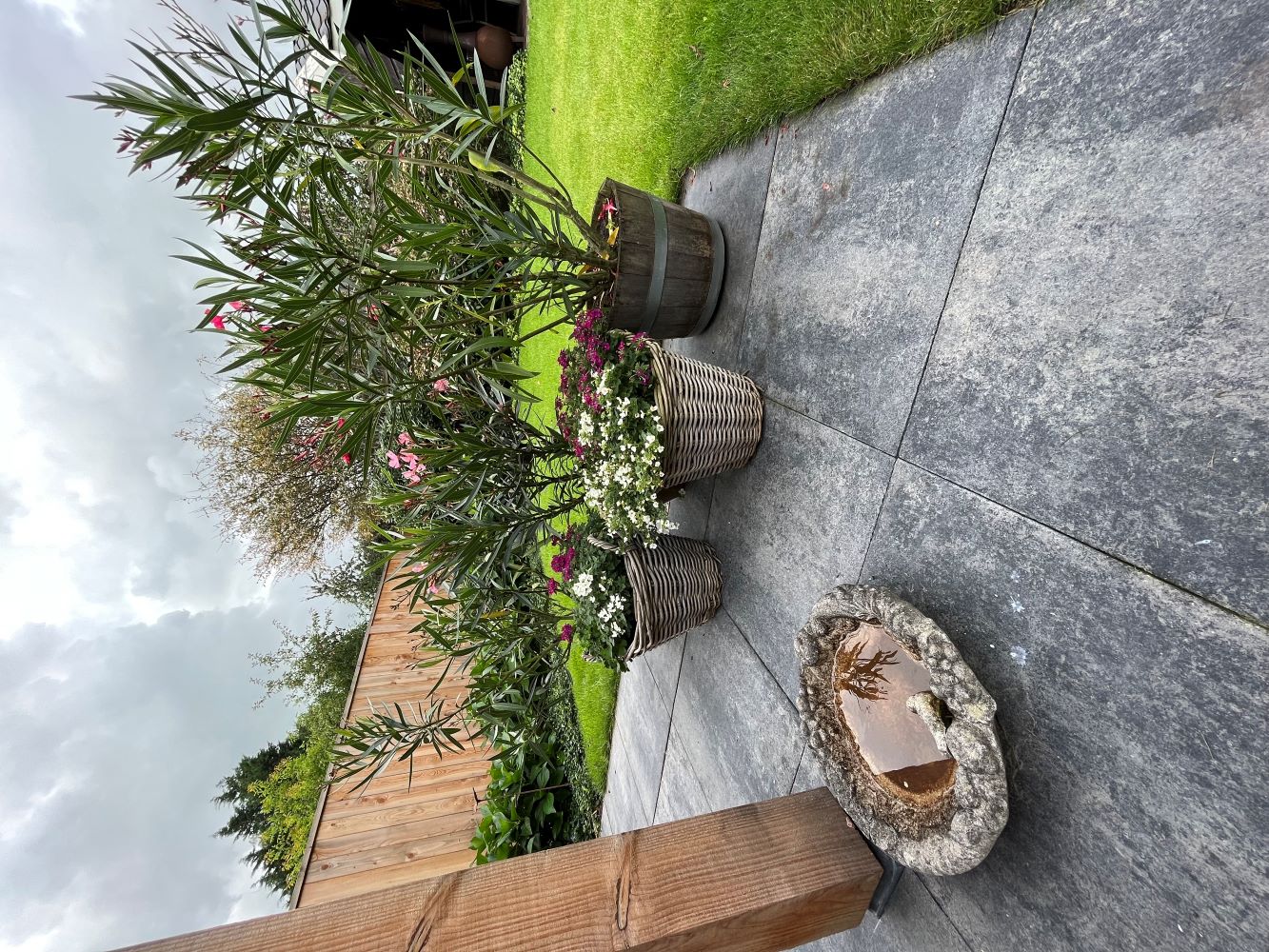 Bloemen en planten geven het aan het gazon grenzende terras een fleurige uitstraling