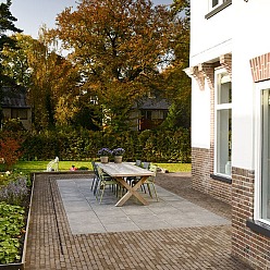 <p>Toepassing sierbestrating</p>

<p>Sierbestrating kunt u eenvoudig bestellen bij budget-bestrating.nl. Het doel van sierbestrating is het verharden van een grondoppervlak. Voor gebruik in een oprit met beperkte belasting adviseren we het gebruik van maximaal 20x30x6cm stenen. Indien de belasting intensiever is kunt u kiezen voor een&nbsp;<a href="https://www.budget-bestrating.nl/betonklinkers/">klinkerformaat</a>,&nbsp;<a href="https://www.budget-bestrating.nl/waalformaat/">waalformaat</a>, of&nbsp;<a href="https://www.budget-bestrating.nl/dikformaat/" target="_blank">dikformaat</a>. Bestrating met een dikte van 7-10cm kan een zwaardere belasting aan. Bij een kleiner formaat wordt de druk eveneens beter verdeeld over de sierbestrating. Sierbestrating kan ook worden toegepast als tuinbestrating. Bij tuinbestrating valt te denken aan de bestrating van paden en terrassen. Tuinbestrating en sierbestrating kan in verschillende patronen en&nbsp;<a href="https://www.budget-bestrating.nl/tips-en-trucs/legvoorbeelden/#item-24">verbanden</a>&nbsp;worden aangelegd.</p>

<p>Gebakken, Natuursteen en Beton</p>

<p>Sierbestrating is verkrijgbaar in verschillende materialen. Zo kunt u kiezen uit&nbsp;<a href="https://www.budget-bestrating.nl/gebakken">gebakken</a><a href="https://www.budget-bestrating.nl/gebakken/">-</a><a href="http://www.budget-bestrating.nl/gebakken">sierbestrating</a>,&nbsp;<a href="https://www.budget-bestrating.nl/natuursteen/?filter=cat:bestrating">natuursteen</a>-<a href="https://www.budget-bestrating.nl/natuursteen/?filter=cat:bestrating">sierbestrating</a>&nbsp;en&nbsp;<a href="https://www.budget-bestrating.nl/beton/?filter=cat:bestrating">sierbestrating van&nbsp;beton</a>. Natuursteen en&nbsp;gebakken bestrating hebben een natuurlijke uitstraling en zijn over het algemeen zeer duurzaam. Gebakken bestrating zal zeer minimaal verkleuren. Bij natuursteen is de mate waarin deze kleurvast is afhankelijk van het soort natuursteen. Natuursteen die nauwelijks kalk bevat zal vrijwel niet verkleuren, chinees hardsteen, wat veel kalk bevat zal juist wel 'vergrijzen'.&nbsp;Bij sierbestrating van beton is de mate van verkleuren afhankelijk van de toevoegingen aan de steen.&nbsp;Sierbestrating&nbsp;die&nbsp;alleen van de basisbestanddelen en een kleurstof zijn gemaakt zullen sneller verkleuren dan een ge&iuml;mpregneerde steen.</p>

<p>De keuze van het soort materiaal is afhankelijk van de toepassing en uw&nbsp;wensen.&nbsp;<a href="https://www.budget-bestrating.nl/contact/">Neem contact op</a>&nbsp;voor advies.</p>
