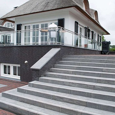 Bloktrede 100x35x15 cm Spotted Bluestone  Gezoet, antislip/gezoet