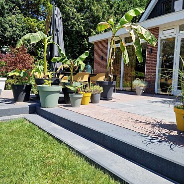 Traptrede 100x35x15cm indus black kleurecht met facet